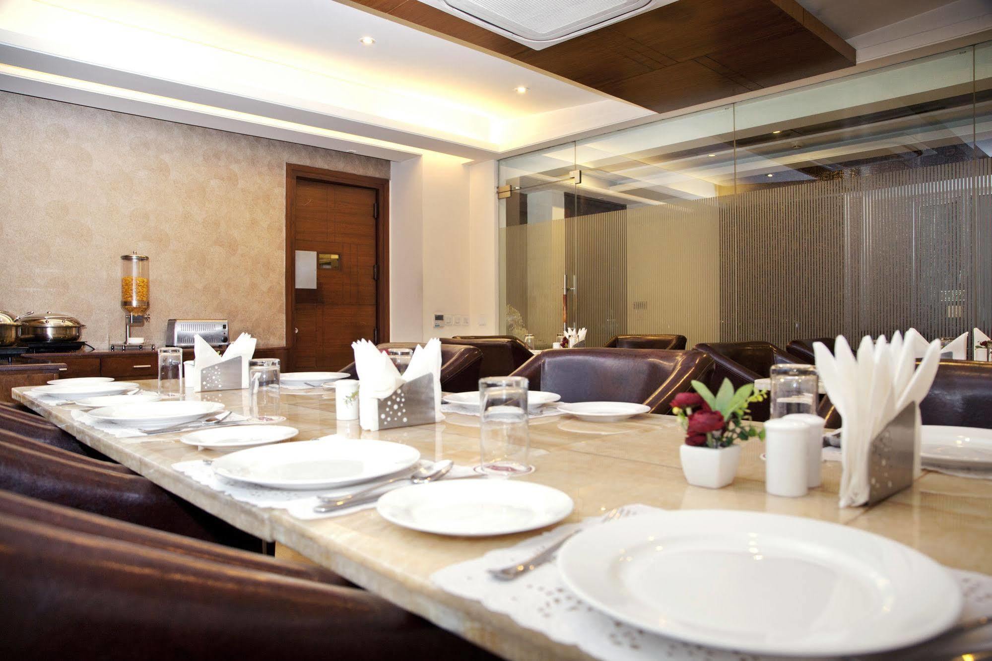 Alpina Hotels & Suites Új-Delhi Kültér fotó