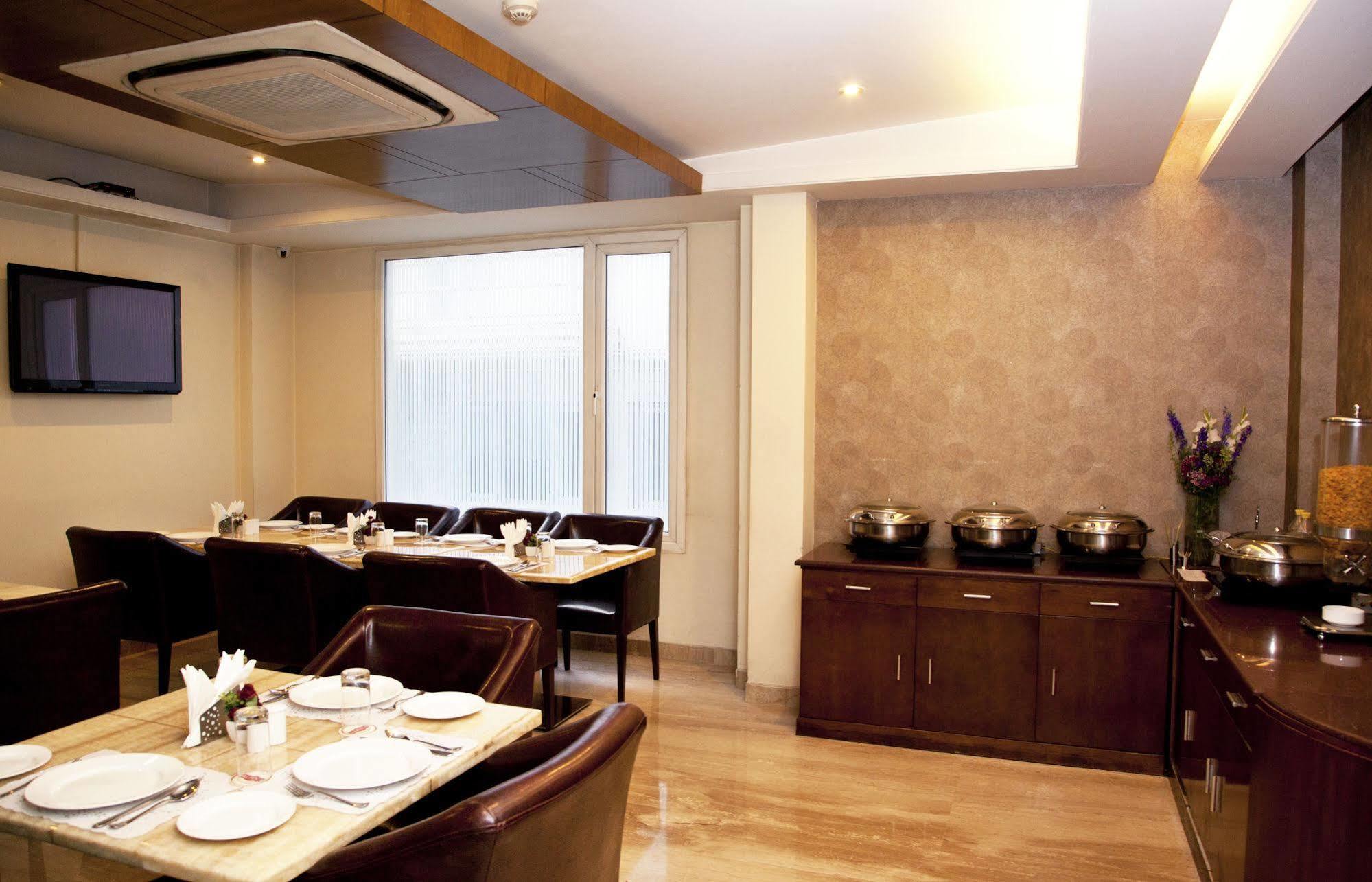 Alpina Hotels & Suites Új-Delhi Kültér fotó