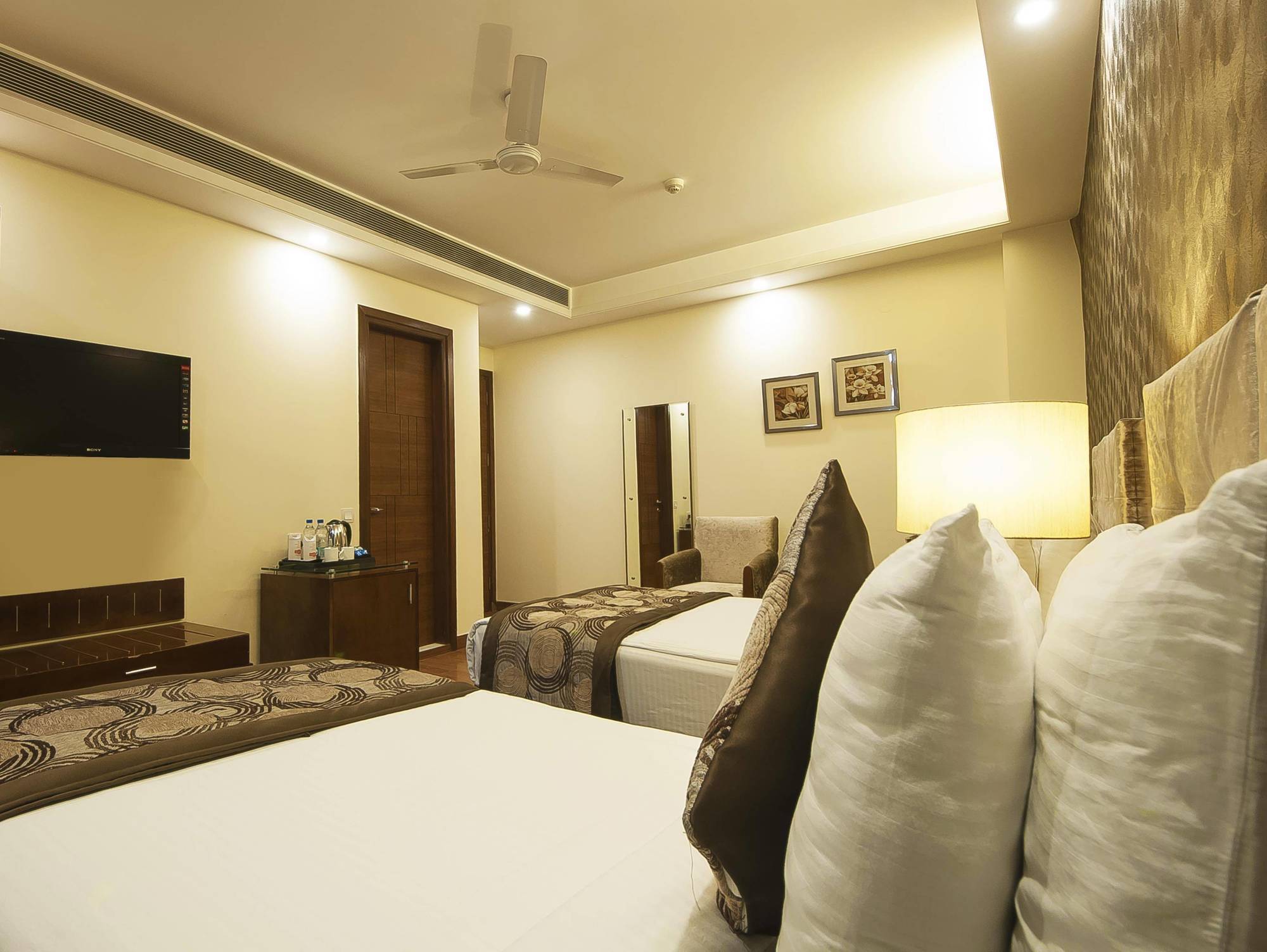 Alpina Hotels & Suites Új-Delhi Kültér fotó