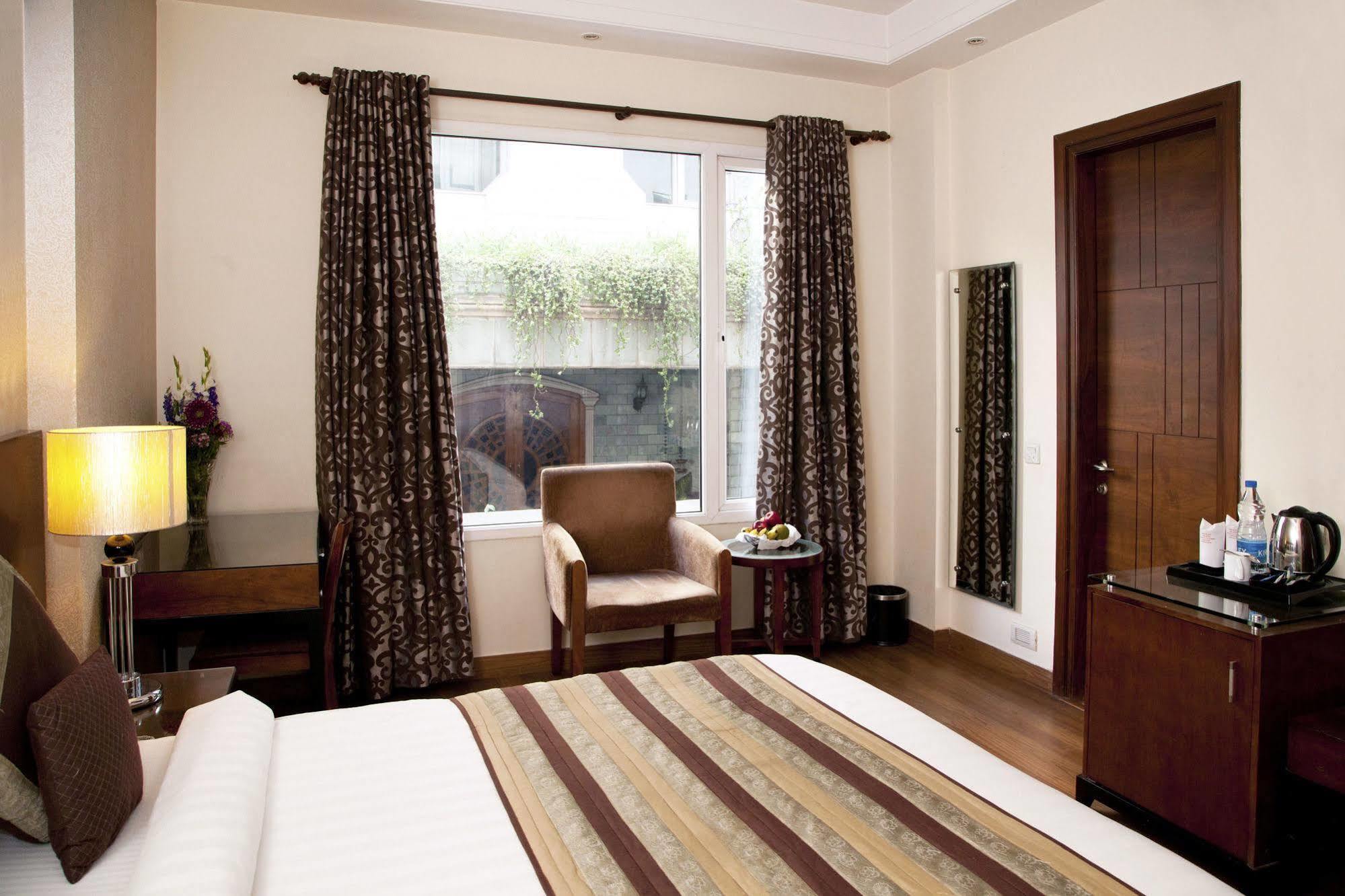 Alpina Hotels & Suites Új-Delhi Kültér fotó