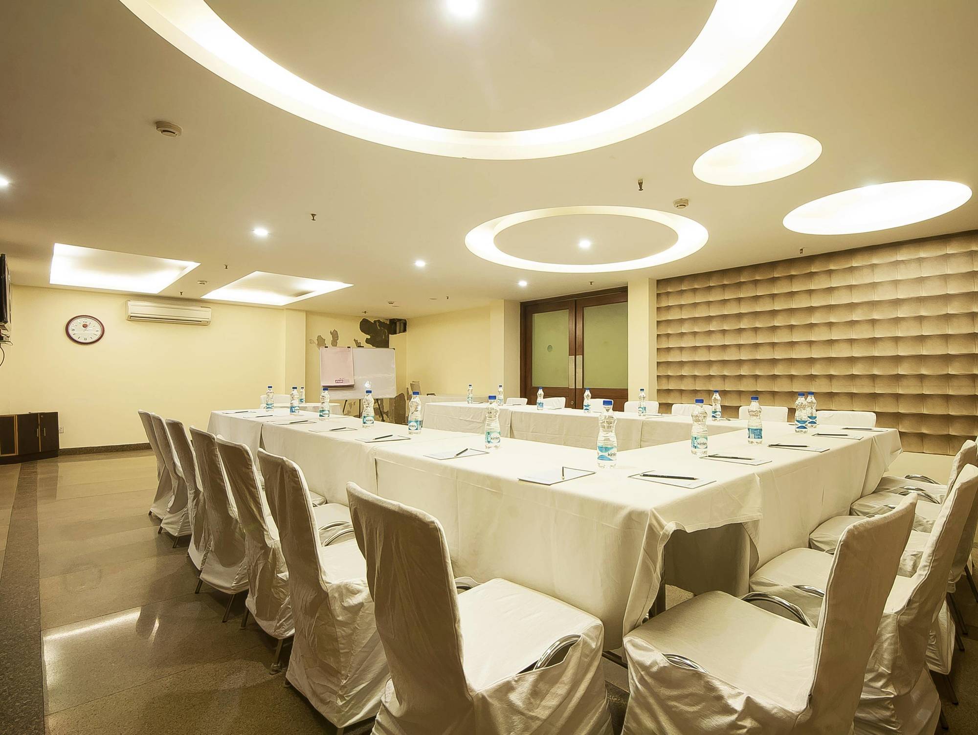 Alpina Hotels & Suites Új-Delhi Kültér fotó