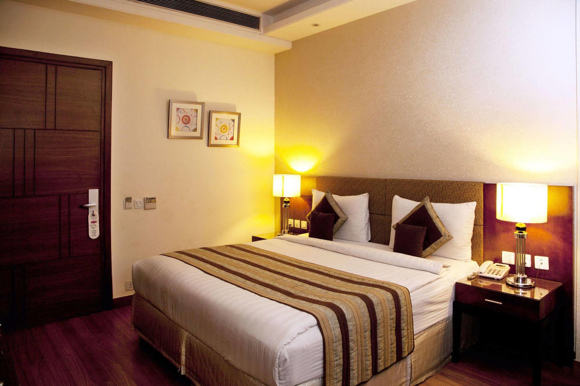 Alpina Hotels & Suites Új-Delhi Kültér fotó