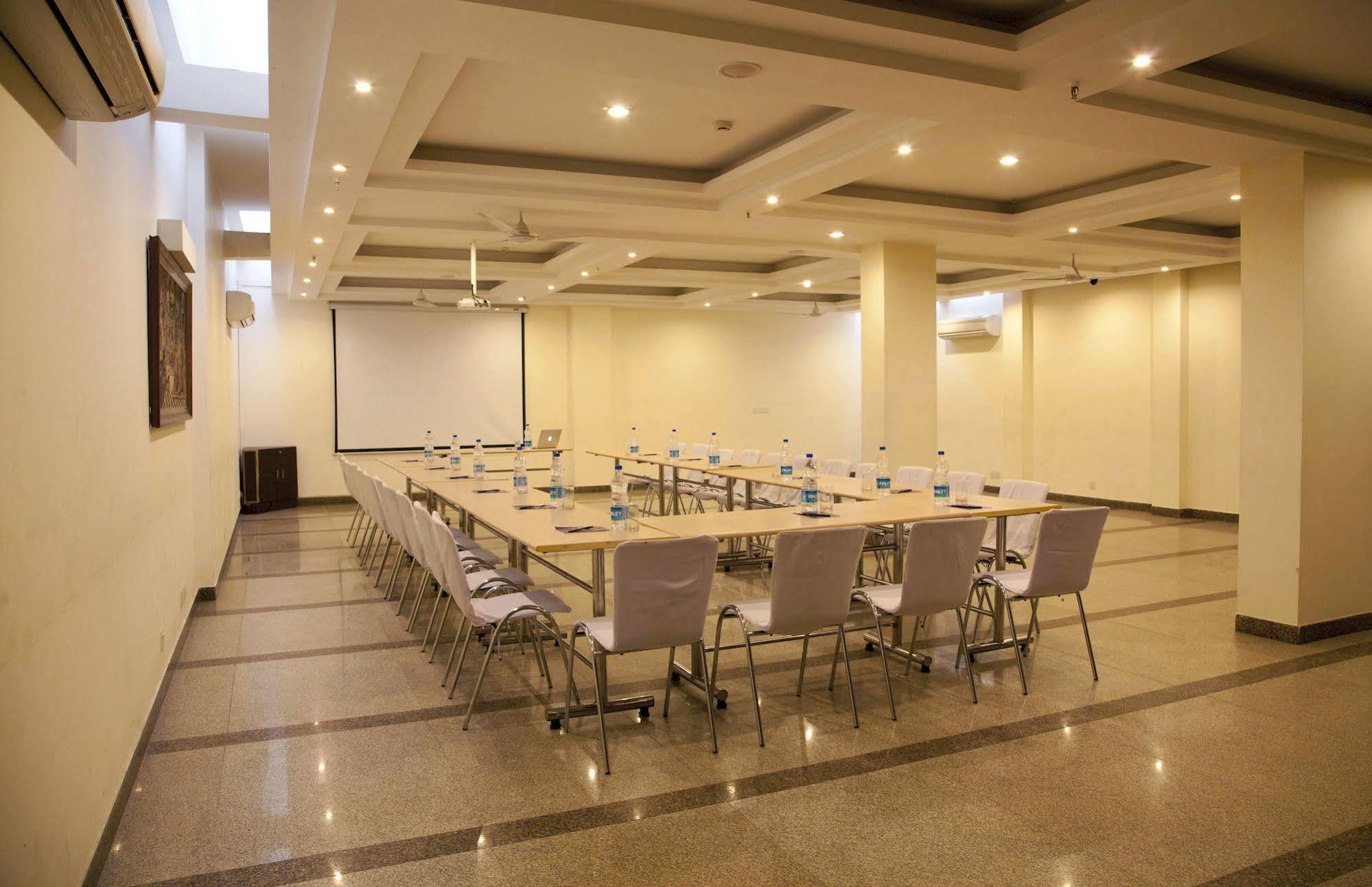Alpina Hotels & Suites Új-Delhi Kültér fotó